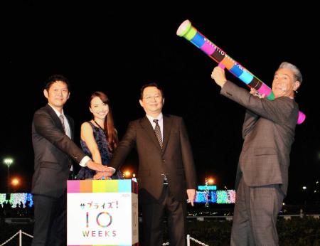 　点灯式に出席した（右から）高田純次、イオンの小玉毅執行役、豊田エリー、イオンモールの東雅史営業部長＝千葉市のイオンモール幕張新都心