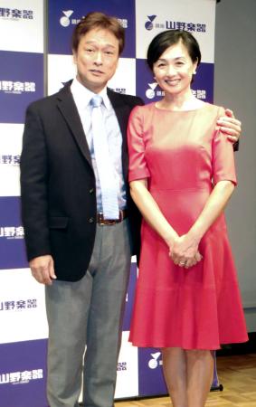 　香坂みゆき（右）とデュエット曲を披露した太川陽介