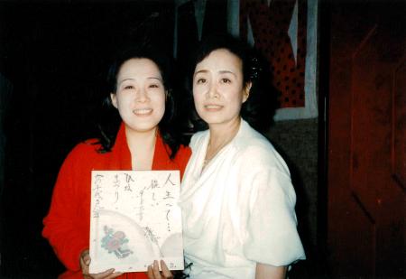 　美空さん（右）から贈られた書を手にする島倉さん