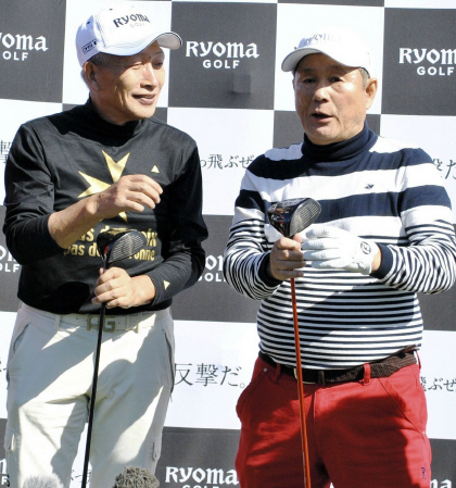 コンビでのゴルフに笑顔を見せるビートきよし（左）とビートたけし＝千葉県内のゴルフ場