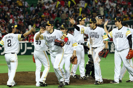 テレビ朝日系列が中継した日本シリーズ第３戦で阪神に快勝し、喜び合うソフトバンクナイン＝ヤフオクドーム