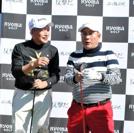 　コンビでのゴルフに笑顔を見せるビートきよし（左）とビートたけし＝千葉県内のゴルフ場