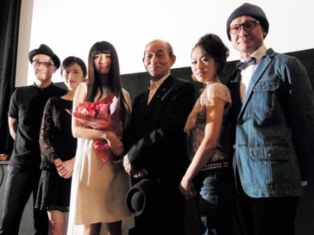 舞台あいさつした（左から）内田英治監督、渡辺奈緒子、瀧内公美、笹野高史、Ｈｅａｒｂｅａｔ、木下ほうか＝東京・新宿ミラノ３