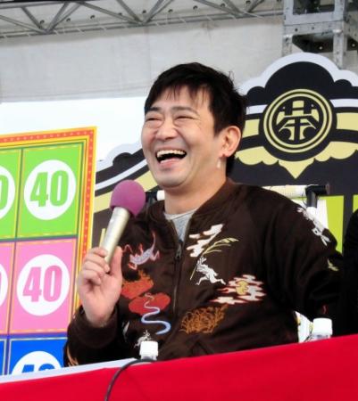 ＭＢＳラジオの「秋まつり」に出演したメッセンジャー黒田有＝大阪・長居公園