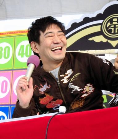 ＭＢＳラジオの「秋まつり」に出演したメッセンジャー黒田有＝大阪・長居公園