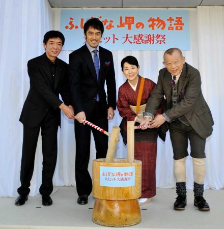 　餅つきした（左から）成島出監督、阿部寛、吉永小百合、笑福亭鶴瓶＝東京・銀座の丸の内ＴＯＥＩ前