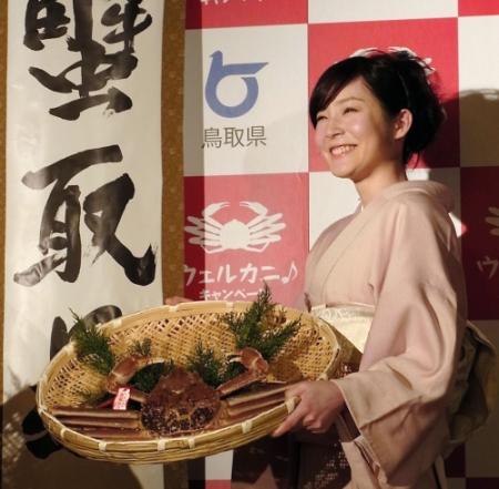 故郷・鳥取のカニをＰＲした蓮佛美沙子＝東京・新橋