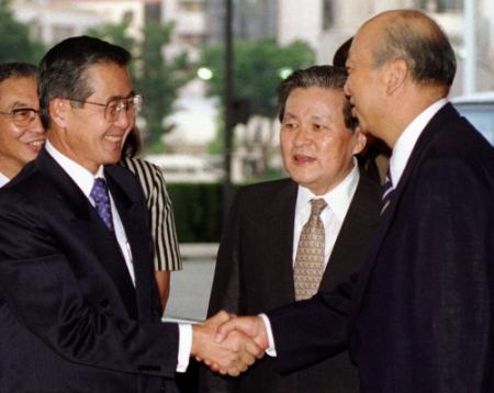 ＮＨＫを訪問したペルーのフジモリ元大統領（左）を出迎える川口幹夫元ＮＨＫ会長（中央）＝１９９７年７月３日