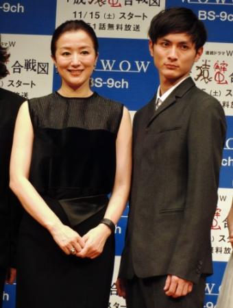 舞台あいさつに登場した鈴木京香（左）と高良健吾＝パークタワーホール