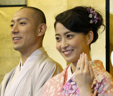 　市川海老蔵(左)、小林麻央(右)夫妻の長女・麗禾ちゃんの顔写真に、ブログでは「お人形みたい」と驚きの声が