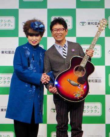 　ＣＭ初共演した黒柳徹子（左）と南こうせつ＝東京・表参道