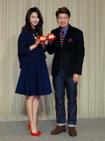 　「りんごポリフェノールのカフェ」オープニングイベントに出席したヒロミ(右)と絵美里