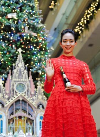 ジオラマツリーの前で手を振る松島花＝東京・表参道ヒルズ（撮影・西岡　正）