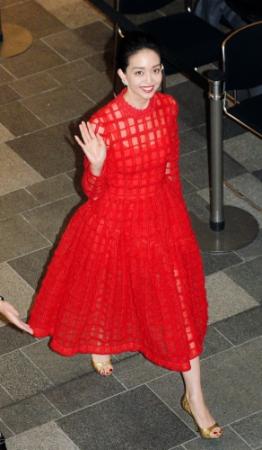 手を振りながら大階段へ向かう松島花＝東京・表参道ヒルズ（撮影・西岡　正）