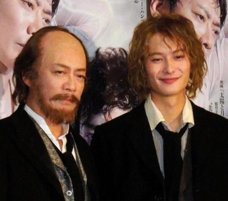 蜷川氏の復活を報告した岡田将生。左は生瀬勝久＝東京・渋谷のシアターコクーン