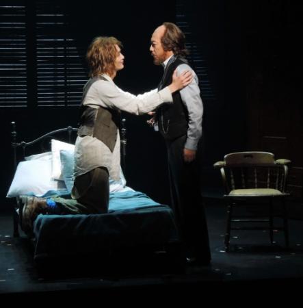 初舞台に挑む岡田将生（左）と共演の生瀬勝久＝東京・渋谷のシアターコクーン