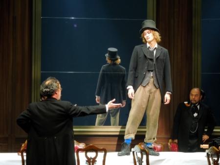 初舞台に挑む岡田将生（中央）＝東京・渋谷のシアターコクーン