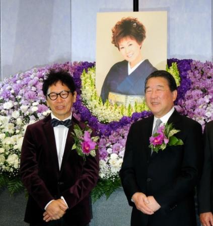 島倉さんの思い出話に花が咲く南こうせつ（左）と徳光和夫＝東京・丸の内のＫＩＴＴＥ