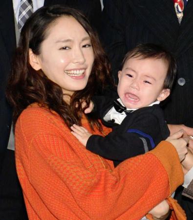 　舞台あいさつに登場した新垣結衣