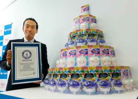 　ギネス認定証を手にする小林製薬の小林章浩社長＝大阪市
