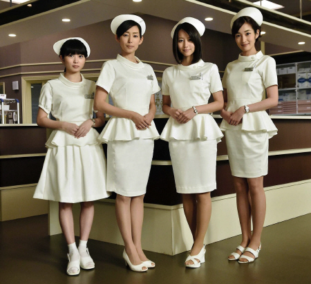 　ドラマのナース姿を初披露した（左から）志田未来、木村多江、堀北真希、高梨臨