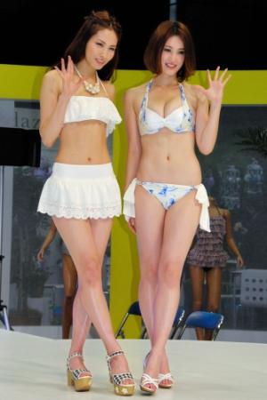 水着発表会に登場した宮沢セイラ（右）と横町ももこ＝東京・アキバ・スクエア