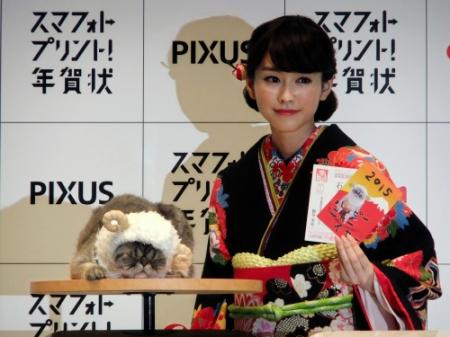 羊のかぶり物をしたブサかわ猫「レオンくん」と桐谷美玲＝東京・品川