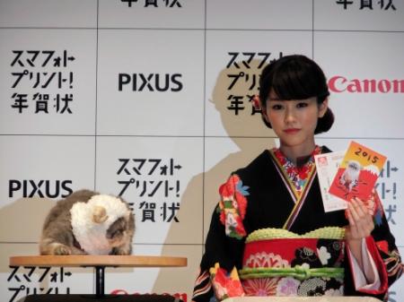 羊のかぶり物をしたブサかわ猫「レオンくん」と桐谷美玲＝東京・品川