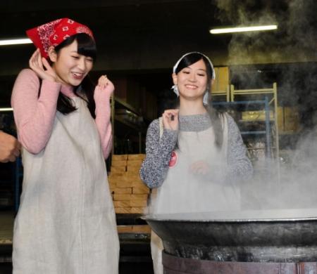 炊き出しボランティアを体験したＮＭＢ４８の吉田朱里（左）と上西恵＝大阪市内