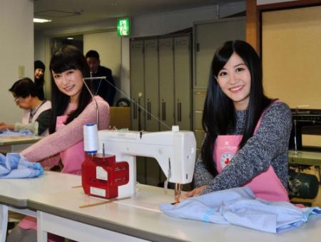 裁縫ボランティアを体験したＮＭＢ４８の吉田朱里（左）と上西恵＝大阪市内