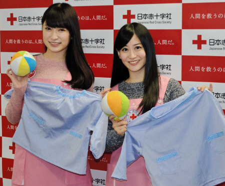 赤十字社のボランティアを体験したＮＭＢ４８の吉田朱里（左）と上西恵＝大阪市内