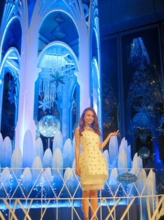 「アナと雪の女王」をイメージしたクリスマスツリーの点灯式に登場したＭａｙ　Ｊ．＝東京・丸ビル