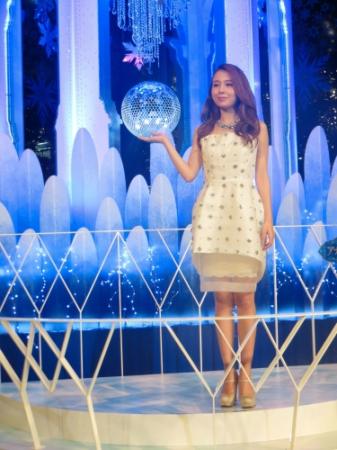 「アナと雪の女王」をイメージしたクリスマスツリーの点灯式に登場したＭａｙ　Ｊ．＝東京・丸ビル