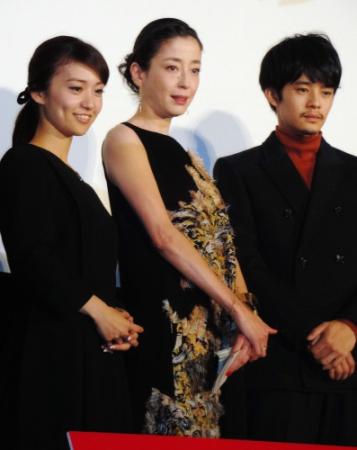 舞台あいさつに登場した（左から）大島優子、宮沢りえ、池松壮亮＝東京・丸の内ピカデリー１