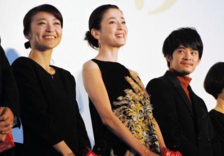 舞台あいさつに登場した（左から）大島優子、宮沢りえ、池松壮亮＝東京・丸の内ピカデリー１