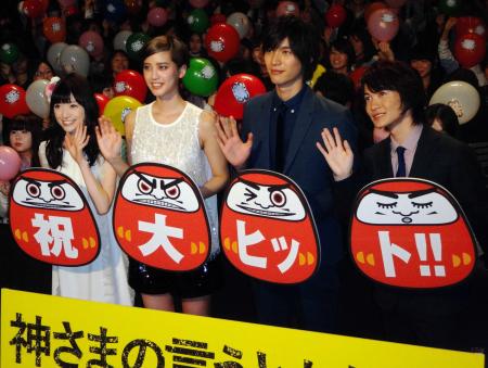 　舞台あいさつに登場した（左から）、優希美青、山崎紘菜、福士蒼汰、神木隆之介＝東京・有楽町