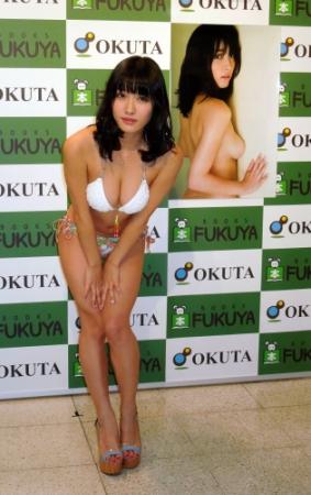 大胆な写真集をＰＲした今野杏南＝東京・福家書店新宿サブナード店