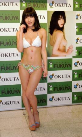 大胆な写真集をＰＲした今野杏南＝東京・福家書店新宿サブナード店