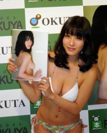 大胆な写真集をＰＲした今野杏南＝東京・福家書店新宿サブナード店