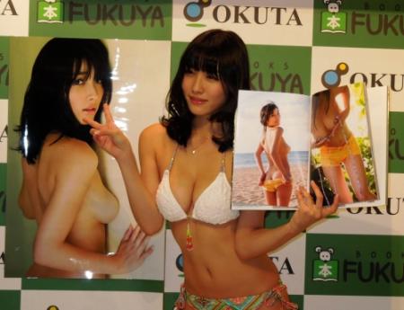 お気に入りのノーブラ＆半ケツショットをアピールする今野杏南＝東京・福家書店新宿サブナード店