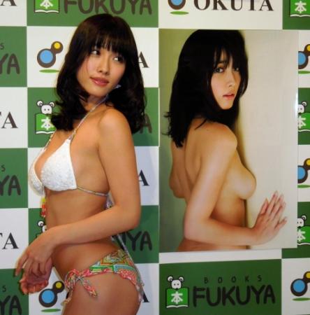 大胆な写真集をＰＲした今野杏南＝東京・福家書店新宿サブナード店