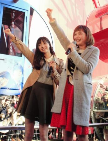 映画イベントで観覧車に乗り込んだ本田翼（右）と新川優愛＝大阪市内