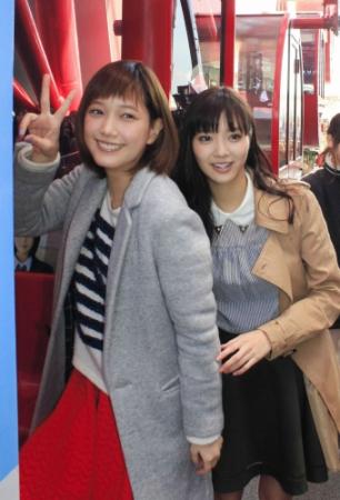 映画イベントで観覧車に乗り込んだ本田翼（左）と新川優愛＝大阪市内