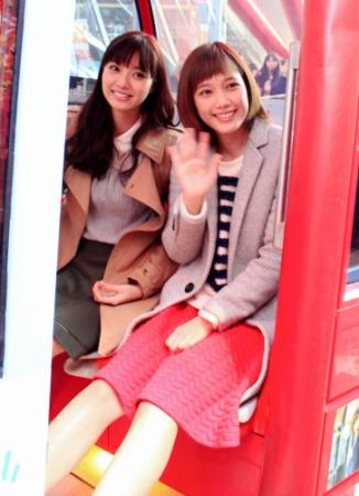 映画イベントで観覧車に乗り込んだ本田翼（右）と新川優愛＝大阪市内