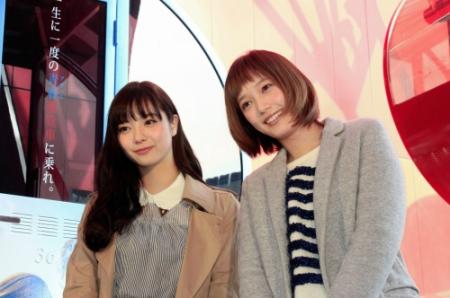 映画イベントで観覧車に乗り込んだ本田翼（右）と新川優愛＝大阪市内