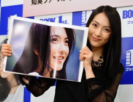 お気に入りのページを開く知英＝東京・ブックファースト新宿店（撮影・吉澤敬太）