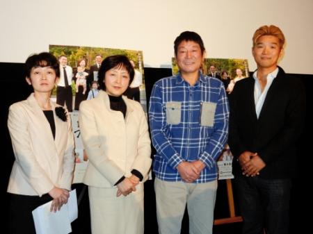 映画「うまれる　ずっと、いっしょ。」のシンポジウムに出席した（左から）久保由佳氏、宮林幸江氏、ダンカン、豪田トモ監督＝東京・六本木