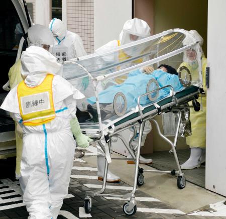 　エボラ出血熱の発生に備えた訓練で、感染症専用のストレッチャーで搬送される感染が疑われる患者＝大阪府泉佐野市のりんくう総合医療センター
