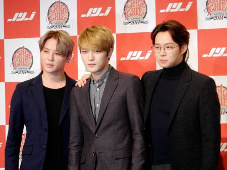 　初のドームツアーに向けて会見した（左から）ジュンス、ジェジュン、ユチョン＝東京・六本木