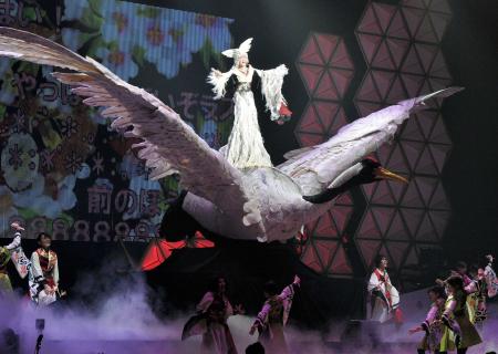 　「母鶴」の衣装も飛び出し５０周年公演で盛り上がる小林幸子